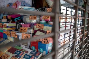 Recorrida por conturbado bonaerense debido a la pandemia coronanavirus. Persianas bajas en el centro comercial de Morón.