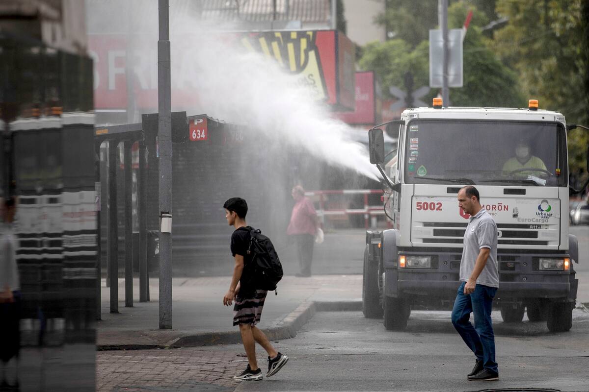 Recorrida por conturbado bonaerense debido a la pandemia coronavirus. Un camión de la municipalidad fumiga alrededores de la estación de Morón.