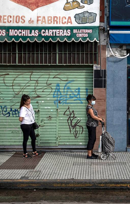 Recorrida por conturbado bonaerense debido a la pandemia conavirus. Persianas bajas en el centro comercial de Morón