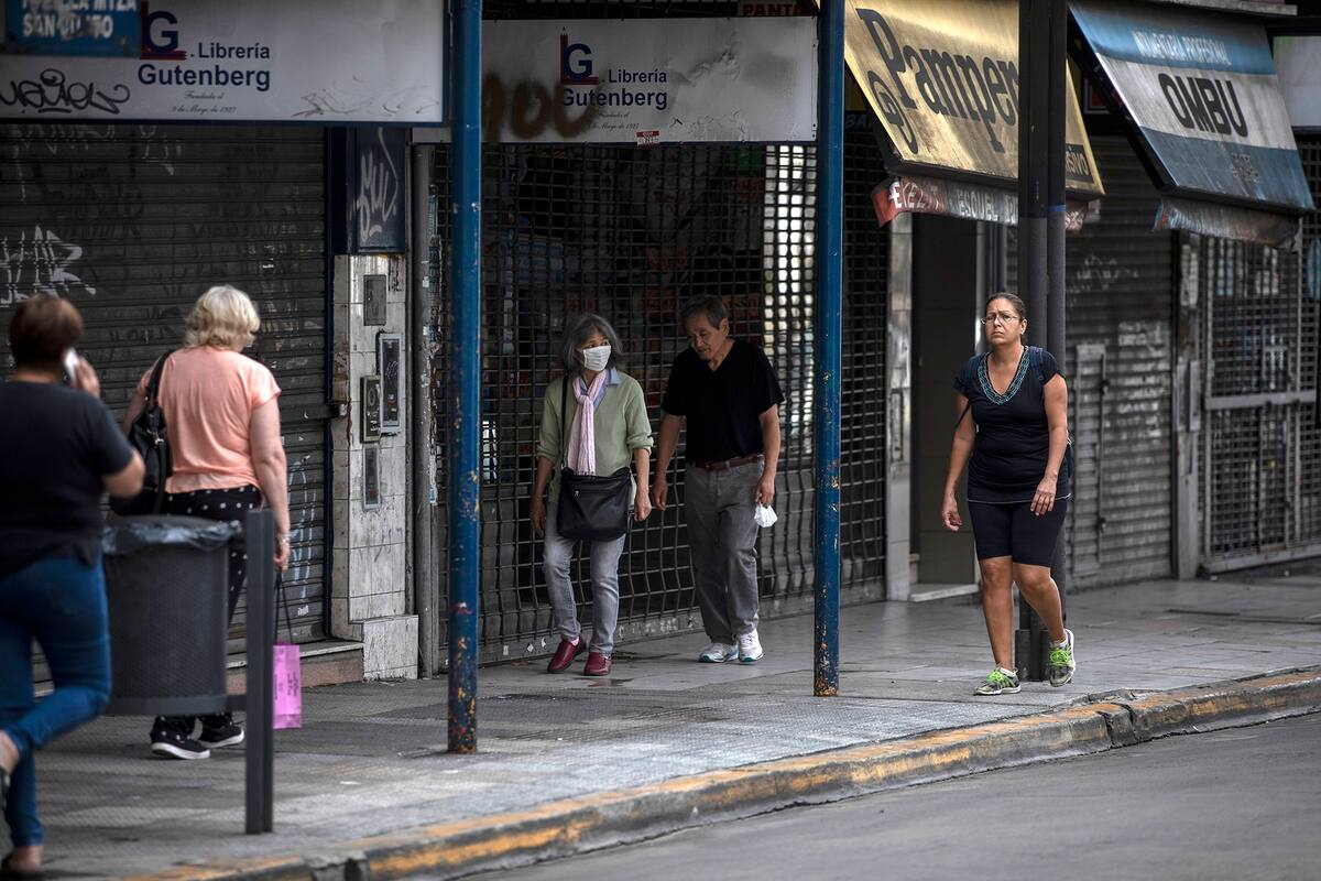 Recorrida por conturbado bonaerense debido a la pandemia coronanavirus. Persianas bajas en el centro comercial de Morón.