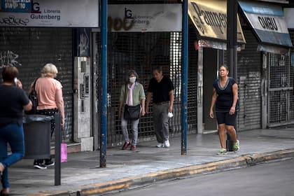 Recorrida por conturbado bonaerense debido a la pandemia coronanavirus. Persianas bajas en el centro comercial de Morón.
