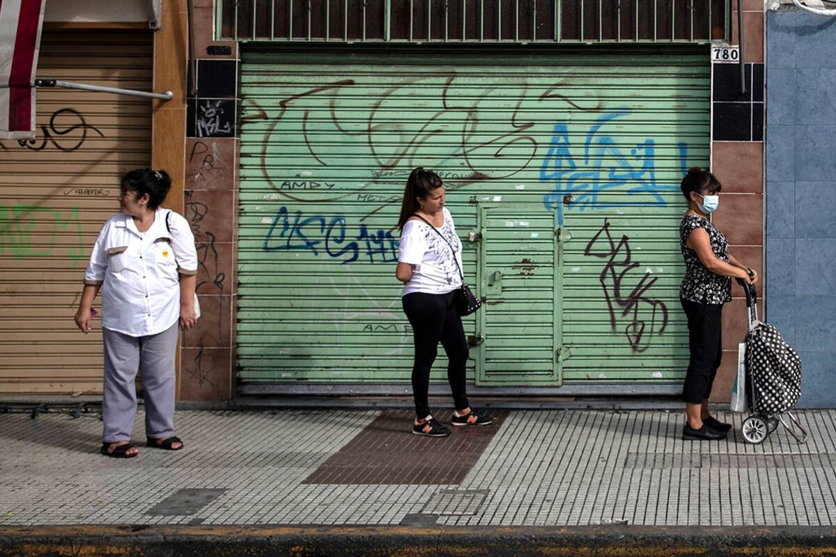 Recorrida por conturbado bonaerense debido a la pandemia conavirus. Persianas bajas en el centro comercial de Morón