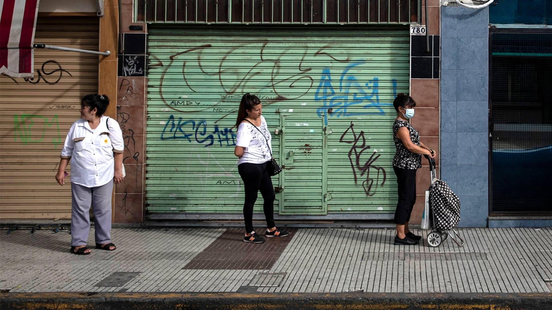 Recorrida por conturbado bonaerense debido a la pandemia conavirus. Persianas bajas en el centro comercial de Morón