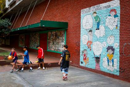 Recorrida por el barrio Catalinas Sur, la plaza Islas Malvinas y la placita Lucila