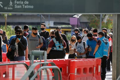 Se formaban largas filas para ingresar a la estación del subte C, que conecta Constitución con Retiro.