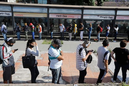 Largas filas para subir al colectivo en la estación Liniers