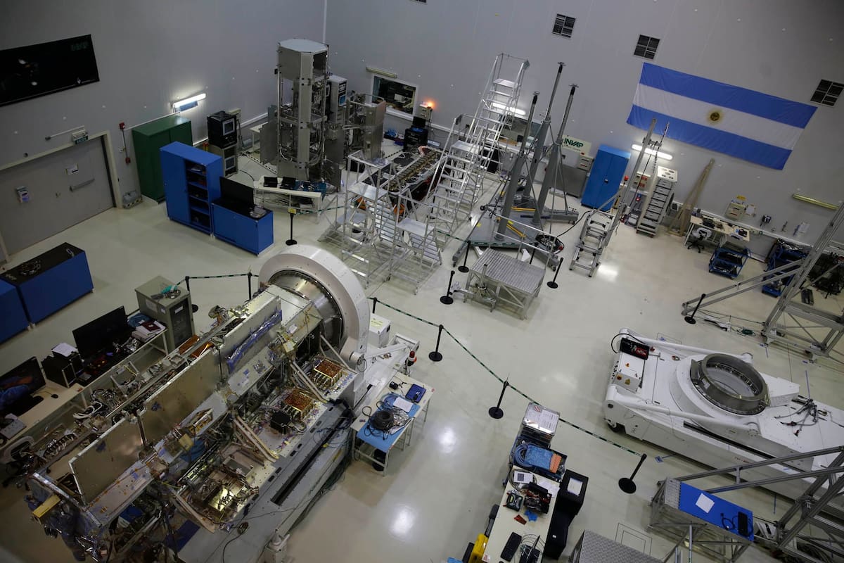 Recorrida por INVAP es una empresa dedicada al diseno y construccion de sistemas tecnologicos complejos, con una trayectoria de cuarenta anos en el mercado nacional y treinta en la escena internacional. Su mision es el desarrollo de tecnologia de avanzada y fabricacion de satelites