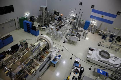 Recorrida por INVAP es una empresa dedicada al diseno y construccion de sistemas tecnologicos complejos, con una trayectoria de cuarenta anos en el mercado nacional y treinta en la escena internacional. Su mision es el desarrollo de tecnologia de avanzada y fabricacion de satelites