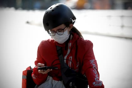 Recorrida por la ciudad. Muy poco tráfico y los trabajadores de delivery haciendo repartos