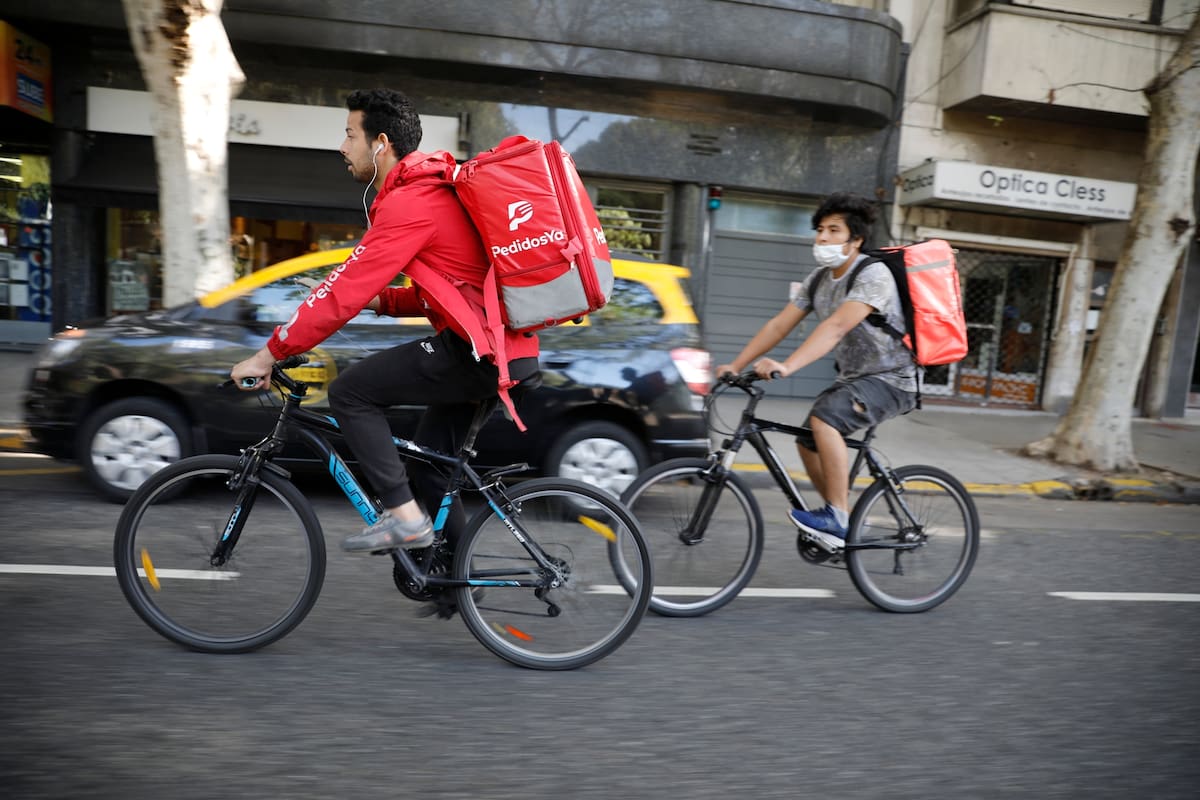 Recorrida por la ciudad. Muy poco tráfico y los trabajadores de delivery haciendo repartos
