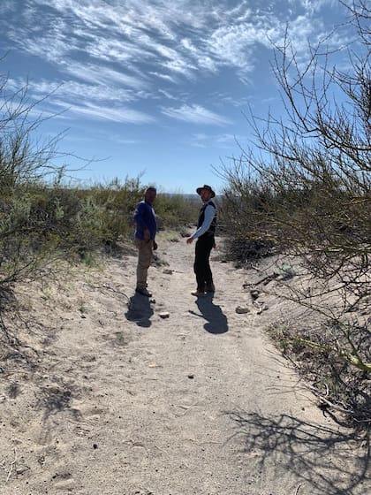 Recorrida por la finca en busca de un lugar donde hacer pozos de agua