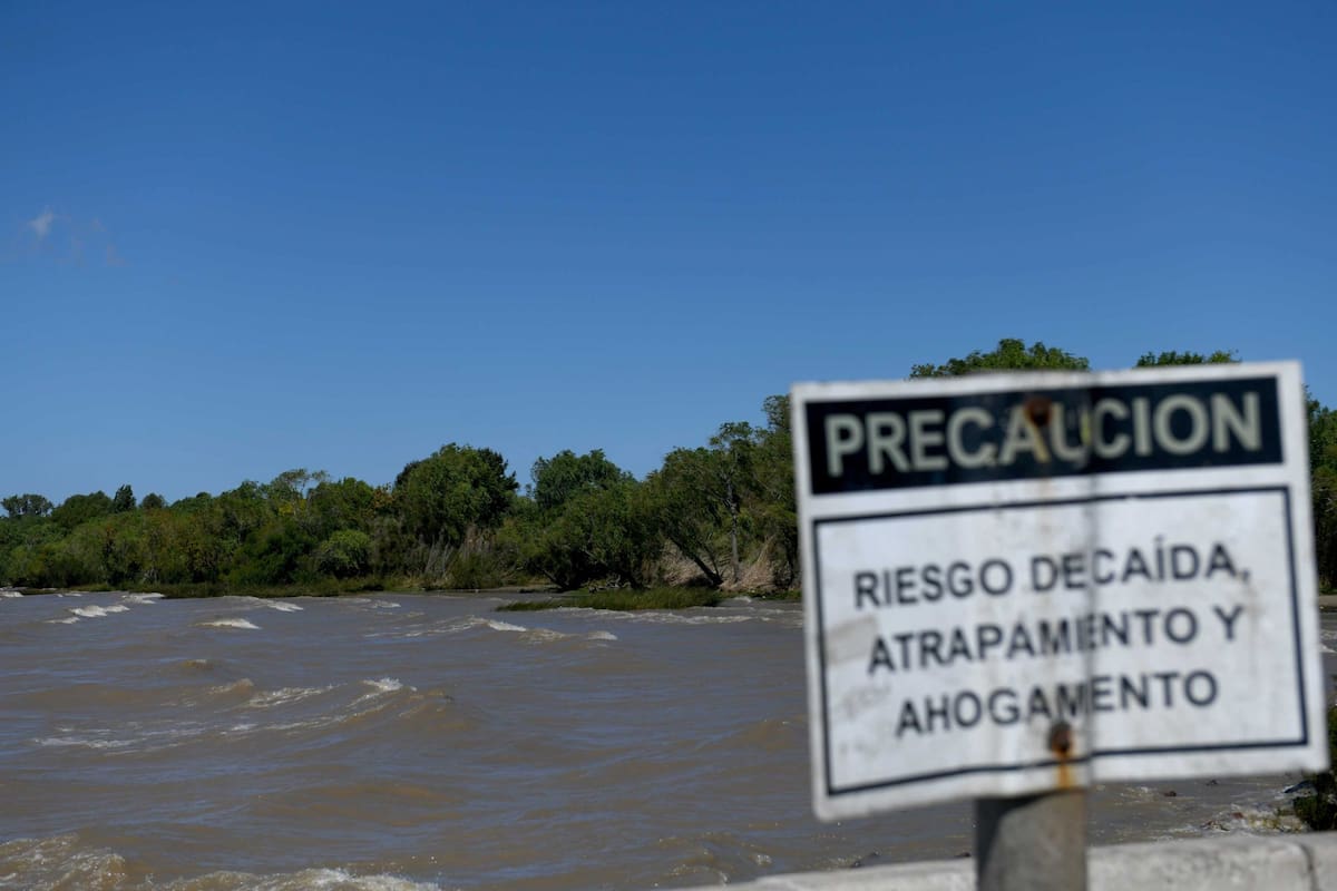 Recorrida por las costas del Río de La Plata en la ciudad de Berisso. Investigadores y ONG´s estudian las desembocaduras de residuos cloacales en el río y su impacto en la región.