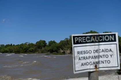 Recorrida por las costas del Río de La Plata en la ciudad de Berisso. Investigadores y ONG´s estudian las desembocaduras de residuos cloacales en el río y su impacto en la región.