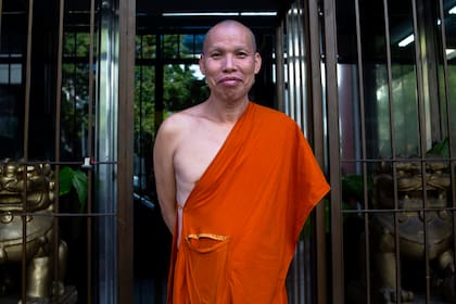 Recorrida por templo budista Tzong Kuan cuyo Monje, vestido de túnica naranja, se llama Bhikkhu Adhijito.