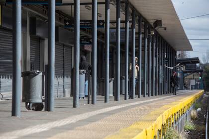 Persianas bajas en los comercios y poca circulación en los andenes a la espera del tren