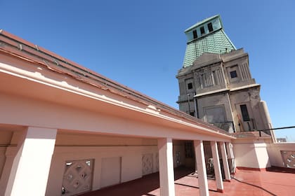 La terraza de la Torre Saint fue una de las primeras amenities de la Ciudad de Buenos Aires, con zona de solárium, reposeras y vestuarios