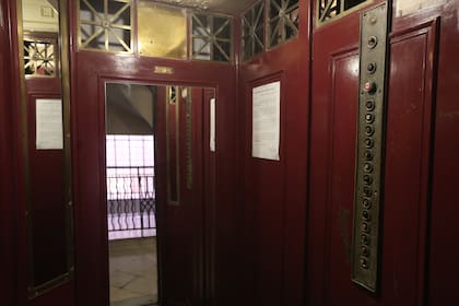 Una reciente restauración de los ascensores de la Torre es destacada como una de las obras que incorporaron al edificio en el camino de su plena recuperación