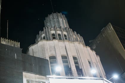 Recorrido por el Teatro Ópera que cumple 90 años el 7 de agosto próximo guiados por Tomás Omar Ciprés, un empleado histórico quien conoce todas las instalaciones.
30/07/2026.