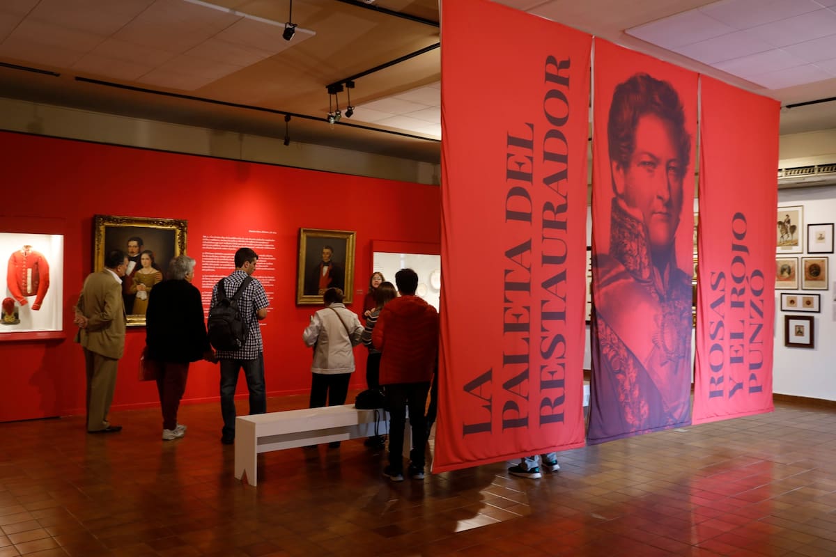 Recorrido por la exposición: La paleta del Restaurador: Rosas y el rojo punzó, acompañado por la curadora en el Museo Histórico Saavedra