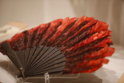 Las mujeres, cuentan, eran instadas a decorar su cabello con flores y adornos rojos, como este abanico