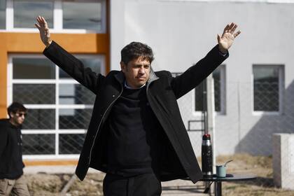 Recorrido por la séptima sección electoral en la provincia de Buenos Aires.
Olavarría. El gobernador Kicillof junto al intendente Maximiliano Wesner recorren obras de pavimentación y entrega de viviendas en el Barrio Seco 3.