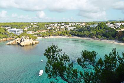 Recorrido por los cuatro puntos cardinales de esta pequeña isla española para descubrir por qué es uno de los destinos más encantadores del Mediterráneo, con construcciones góticas de piedra calcárea y mucha tranquilidad