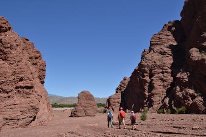 Recorrido por San Carlos, en Salta, junto al Grupo Anguinaos que ofrecen circuitos de caminatas en el pueblo y alrededores