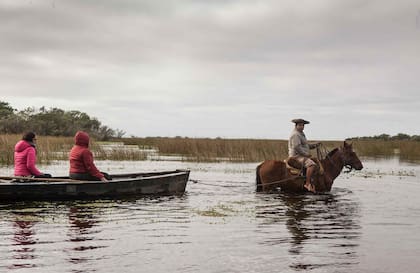 Recorriendo los Esteros del Iberá en bote.