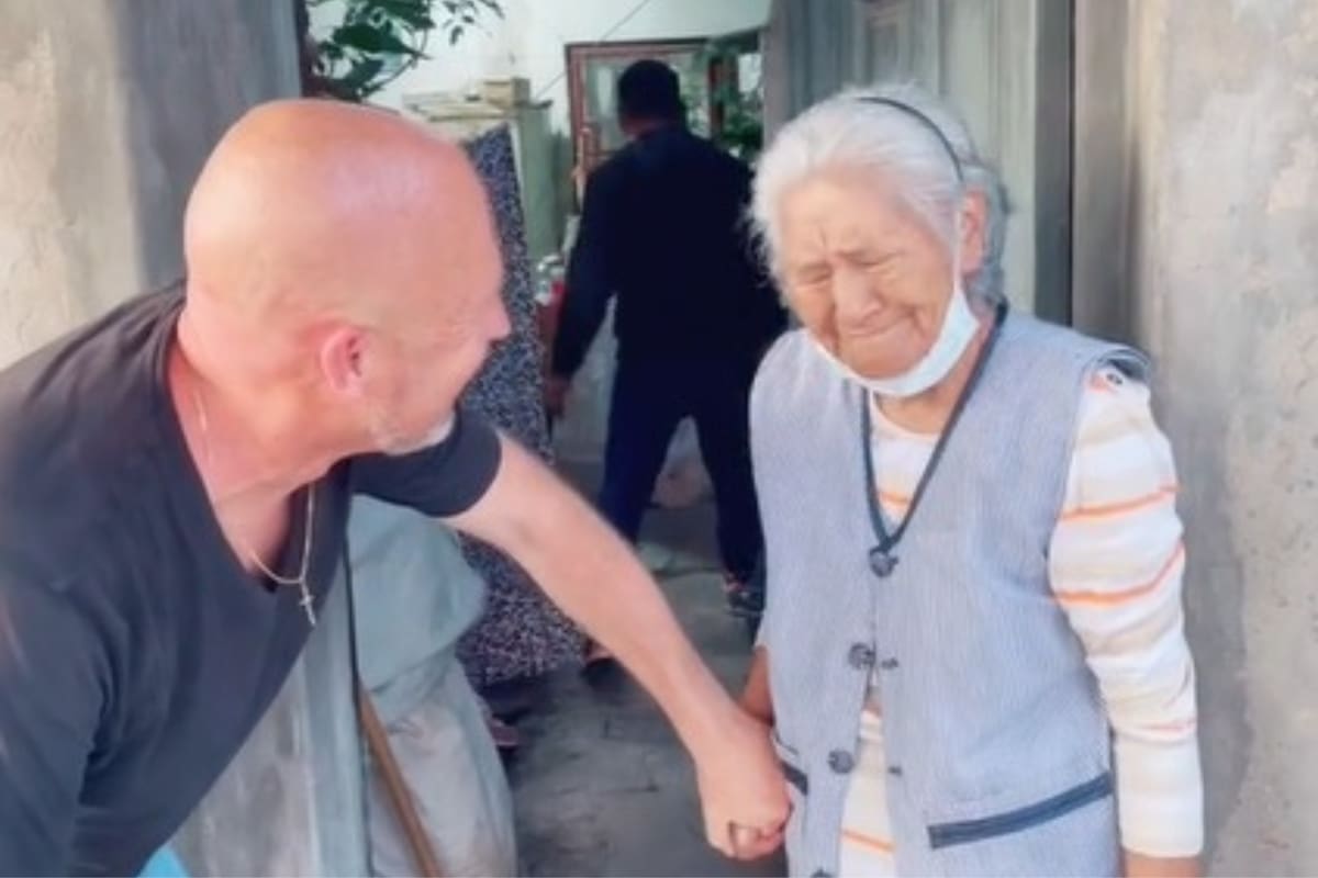 Recorrió miles de kilómetros y se reencontró 45 años después con la niñera que lo cuidó desde bebé