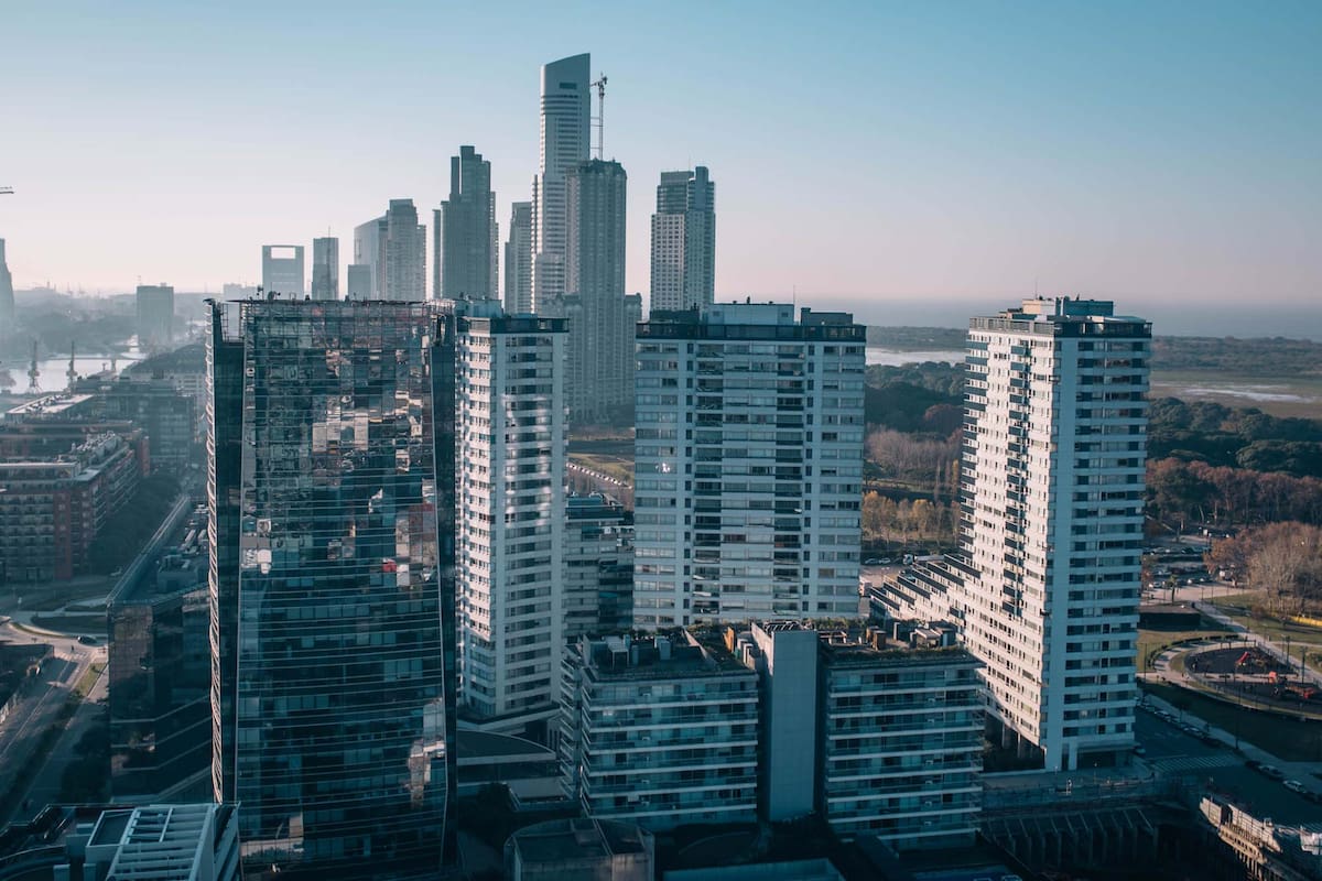 Recortado contra el mejor skyline de Buenos Aires, un nuevo desarrollo con espíritu de distrito en sí mismo se propone desafiar el concepto de lo que se consideró real state de lujo hasta hoy