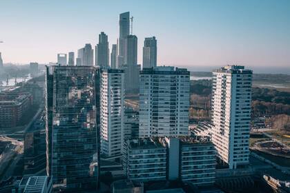 Recortado contra el mejor skyline de Buenos Aires, un nuevo desarrollo con espíritu de distrito en sí mismo se propone desafiar el concepto de lo que se consideró real state de lujo hasta hoy