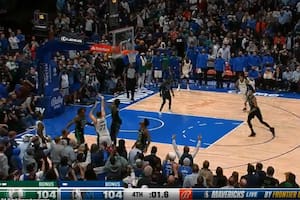 Recostado sobre el público, Luka Doncic ya soltó el bombazo que se convertirá en la mejor jugada de la noche en la NBA, para el triunfo de Dallas sobre Boston
