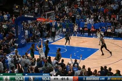 Recostado sobre el público, Luka Doncic ya soltó el bombazo que se convertirá en la mejor jugada de la noche en la NBA, para el triunfo de Dallas sobre Boston