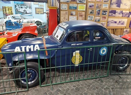 Recreación de la cupé Ford con la que Juan Gálvez muere en 1963, en la Vuelta de Olavarría