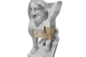 Hallada una esfinge funeraria romana incrustada en una escalinata