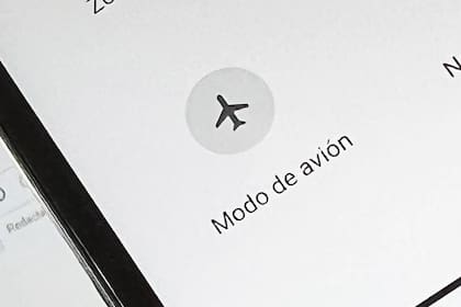 Recuerda que para activar el "modo avión" solo debes bajar la pestaña de notificaciones