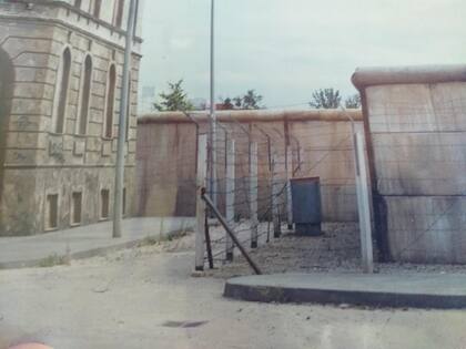 "Recuerdo que la ventana del inmenso edificio estudiantil daba al muro del lado occidental. La habitación que compartía con mi primo estaba a unos 50 metros del muro".