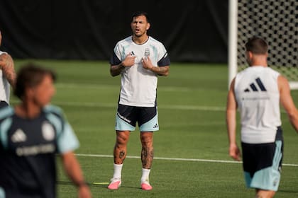 Recuperado del desgarro que sufrió antes del Mundial, Leandro Paredes vuelve a aparecer como una alternativa para reforzar la mitad de la cancha