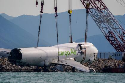 Recuperan restos principales de avión de carga tras derrape en pista en Hong Kong