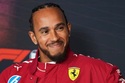 Recuperar la sonrisa y lograr su octava estrella en la Fórmula 1 son los objetivos de Hamilton; a los 40 años, el piloto empuja a nuevos desafíos a Ferrari.