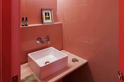 Recursos de buen diseño en el toilette de este departamento del Borne barcelonés.
