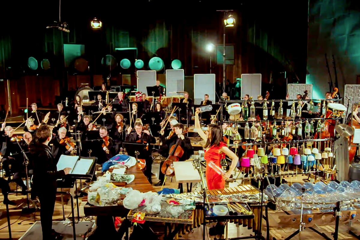 Recycling Concerto: la solista Vivi Vasileva con las percusiones y los reciclados de la basura