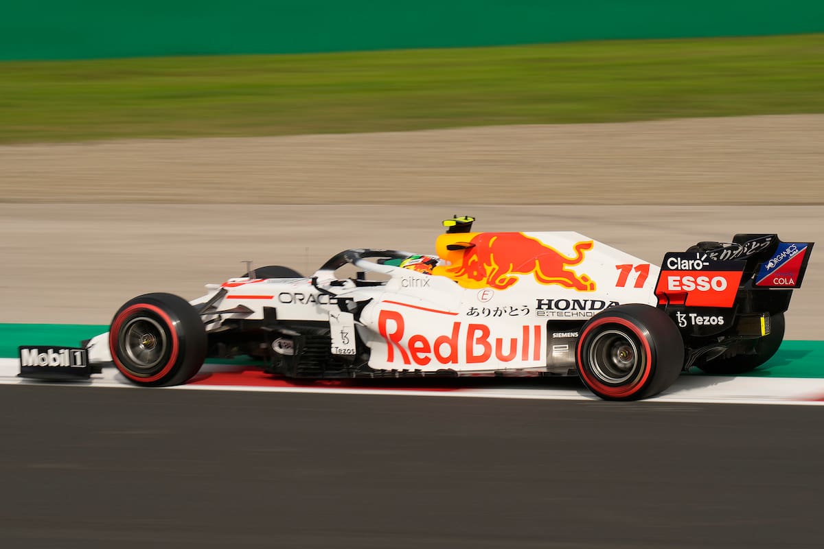 Red Bull en blanco por una carrera, como homenaje a su proveedor de motores, Honda; el mexicano Sergio Pérez fue el mejor de sus dos pilotos en las prácticas del Gran Premio de Turquía de Fórmula 1.