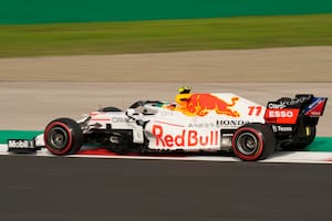 Red Bull en blanco por una carrera, como homenaje a su proveedor de motores, Honda; el mexicano Sergio Pérez fue el mejor de sus dos pilotos en las prácticas del Gran Premio de Turquía de Fórmula 1.