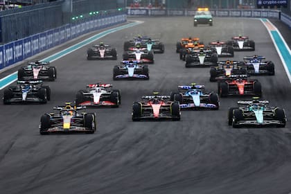 Red Bull Racing, Ferrari y Aston Martin en primera fila, tres de las cuatro escuderías sobre las que la FIA investiga si quebrantaron el límite de presupuesto; la cuarta es Mercedes