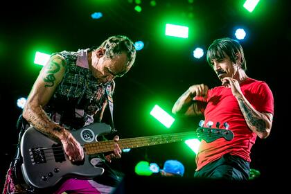 Red Hot Chili Peppers y un homenaje a Magic Johnson quien, como el cantante Anthony Kiedis (derecha), nació en Boston y terminó en Los Angeles
