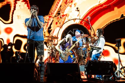 Red Hot Chili Peppers durante el show en el Monumental