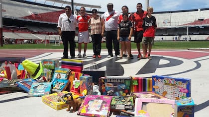 La Directora de la Escuela Técnica Nº 2 de Concordia participa junto a socios de River en la colecta de juguetes para los niños evacuados