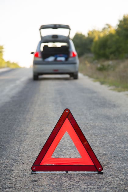 Señalizar. Si el vehículo sufre un desperfecto que obliga a salir del camino, es imprescindible colocar las balizas en forma de triángulo