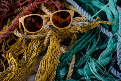 Redes de pesca halladas en el océano son recicladas para producir anteojos.